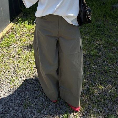 Dongdaemum Women’s Pants, a testament to the elegance and quality of wholesale Korean fashion.