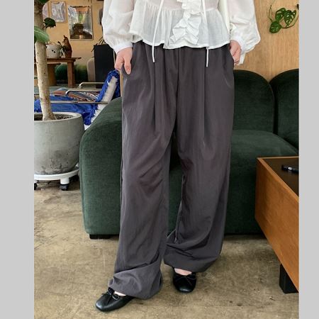 Dongdaemum Women’s Pants, a testament to the elegance and quality of wholesale Korean fashion.
