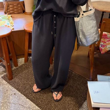 Dongdaemum Women’s Pants, a testament to the elegance and quality of wholesale Korean fashion.