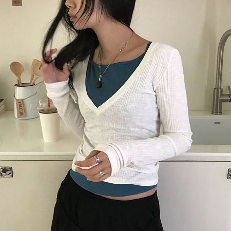 Dongdaemum Women’s Shirts, Tops & T-Shirts, a testament to the elegance and quality of wholesale Korean fashion.