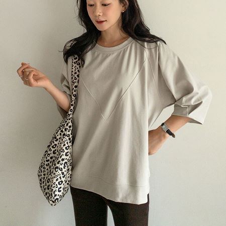Dongdaemum Women’s Shirts, Tops & T-Shirts, a testament to the elegance and quality of wholesale Korean fashion.