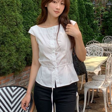 Dongdaemum Women’s Shirts, Tops & T-Shirts, a testament to the elegance and quality of wholesale Korean fashion.