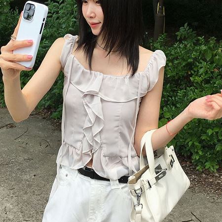 Dongdaemum Women’s Shirts, Tops & T-Shirts, a testament to the elegance and quality of wholesale Korean fashion.