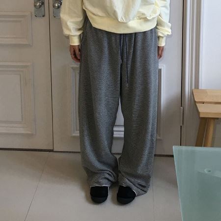 Dongdaemum Women’s Pants, a testament to the elegance and quality of wholesale Korean fashion.