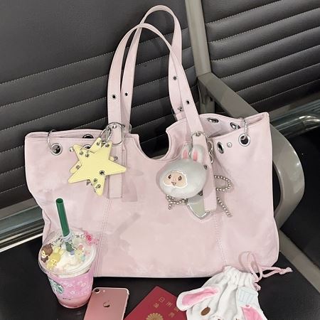 Dongdaemum Women’s Handbags, a testament to the elegance and quality of wholesale Korean fashion.