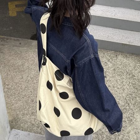Dongdaemum Women’s Handbags, a testament to the elegance and quality of wholesale Korean fashion.