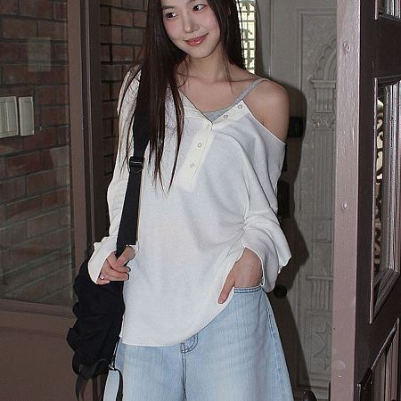 Dongdaemum Women’s Shirts, Tops & T-Shirts, a testament to the elegance and quality of wholesale Korean fashion.