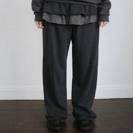 Dongdaemum Women’s Pants, a testament to the elegance and quality of wholesale Korean fashion.