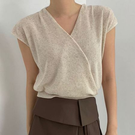 Dongdaemum Women’s Shirts, Tops & T-Shirts, a testament to the elegance and quality of wholesale Korean fashion.