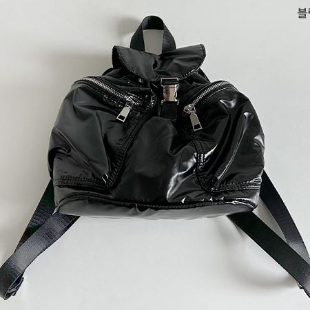 Dongdaemum Women’s Handbags, a testament to the elegance and quality of wholesale Korean fashion.