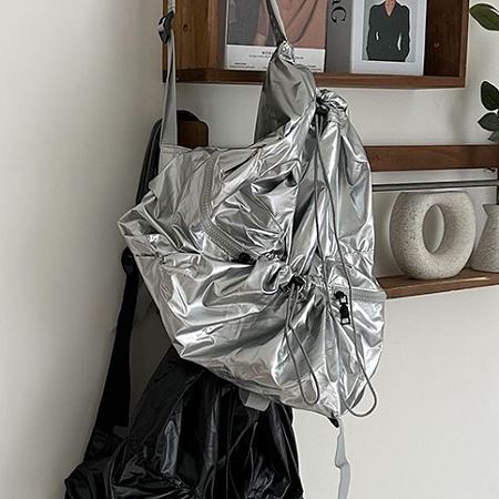 Dongdaemum Women’s Handbags, a testament to the elegance and quality of wholesale Korean fashion.