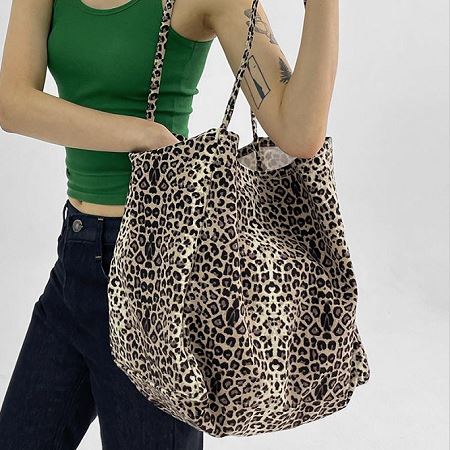 Dongdaemum Women’s Handbags, a testament to the elegance and quality of wholesale Korean fashion.