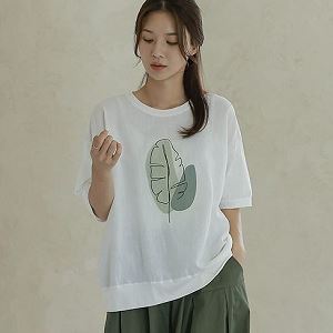 Dongdaemum Women’s Shirts, Tops & T-Shirts, a testament to the elegance and quality of wholesale Korean fashion.