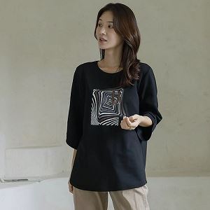 Dongdaemum Women’s Shirts, Tops & T-Shirts, a testament to the elegance and quality of wholesale Korean fashion.