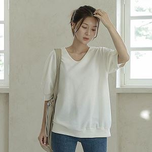 Dongdaemum Women’s Shirts, Tops & T-Shirts, a testament to the elegance and quality of wholesale Korean fashion.