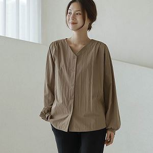 Dongdaemum Women’s Shirts, Tops & T-Shirts, a testament to the elegance and quality of wholesale Korean fashion.