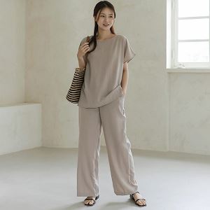 Dongdaemum Women’s One-Pieces, a testament to the elegance and quality of wholesale Korean fashion.