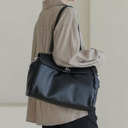 Dongdaemum Women’s Handbags, a testament to the elegance and quality of wholesale Korean fashion.