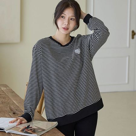 Dongdaemum Women’s Shirts, Tops & T-Shirts, a testament to the elegance and quality of wholesale Korean fashion.