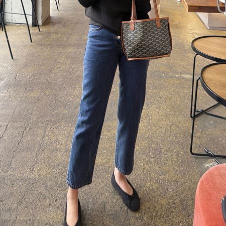 Dongdaemum Women’s Pants, a testament to the elegance and quality of wholesale Korean fashion.