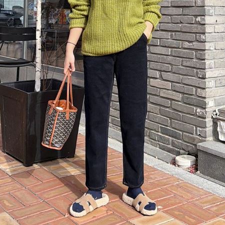 Dongdaemum Women’s Pants, a testament to the elegance and quality of wholesale Korean fashion.