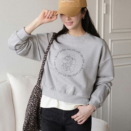 Dongdaemum Women’s Shirts, Tops & T-Shirts, a testament to the elegance and quality of wholesale Korean fashion.