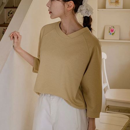 Dongdaemum Women’s Shirts, Tops & T-Shirts, a testament to the elegance and quality of wholesale Korean fashion.