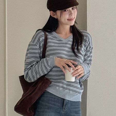 Dongdaemum Women’s Shirts, Tops & T-Shirts, a testament to the elegance and quality of wholesale Korean fashion.