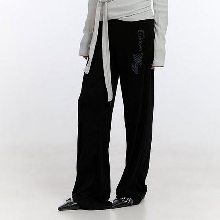 Dongdaemum Women’s Pants, a testament to the elegance and quality of wholesale Korean fashion.