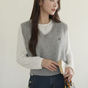 Dongdaemum Women’s Shirts, Tops & T-Shirts, a testament to the elegance and quality of wholesale Korean fashion.