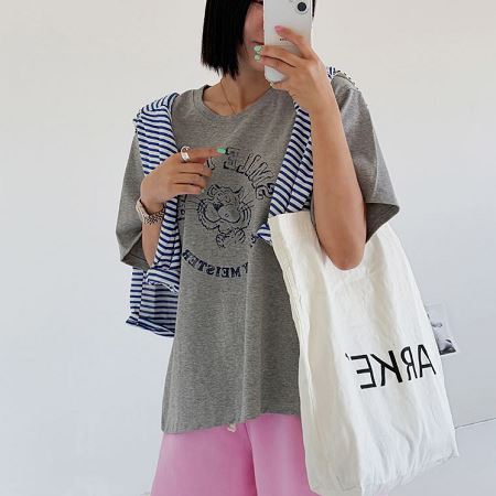 Dongdaemum Women’s Shirts, Tops & T-Shirts, a testament to the elegance and quality of wholesale Korean fashion.