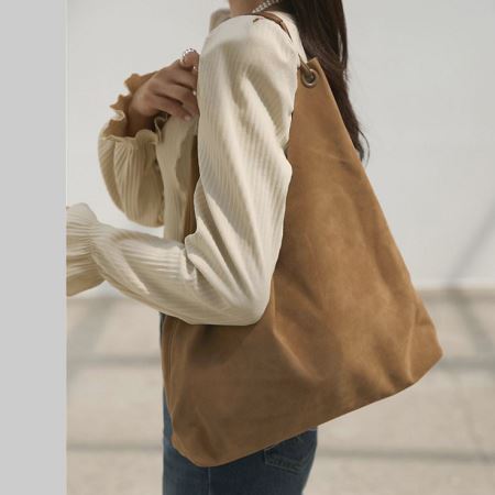 Dongdaemum Women’s Handbags, a testament to the elegance and quality of wholesale Korean fashion.