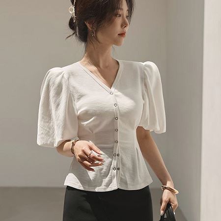 Dongdaemum Women’s Coats & Jackets, a testament to the elegance and quality of wholesale Korean fashion.