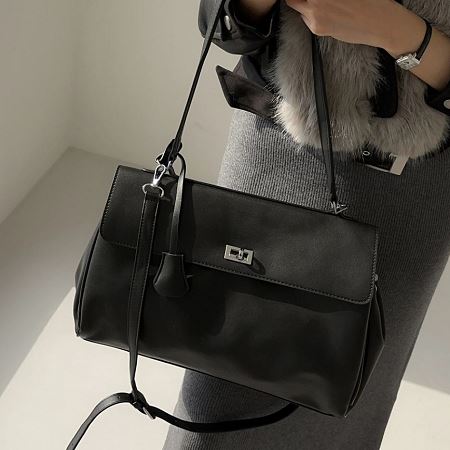 A collection of Dongdaemum Women’s Handbags, Wallets & Cases, showcasing the elegance of Korean fashion.