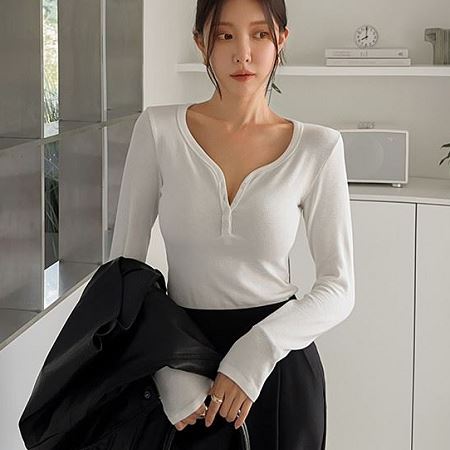 Dongdaemum Women’s Shirts, Tops & T-Shirts, a testament to the elegance and quality of wholesale Korean fashion.