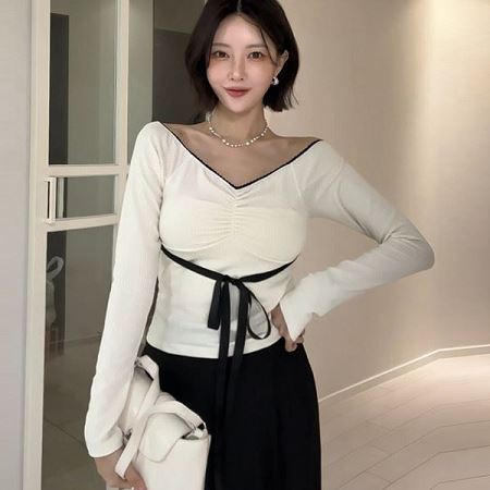 Dongdaemum Women’s Shirts, Tops & T-Shirts, a testament to the elegance and quality of wholesale Korean fashion.