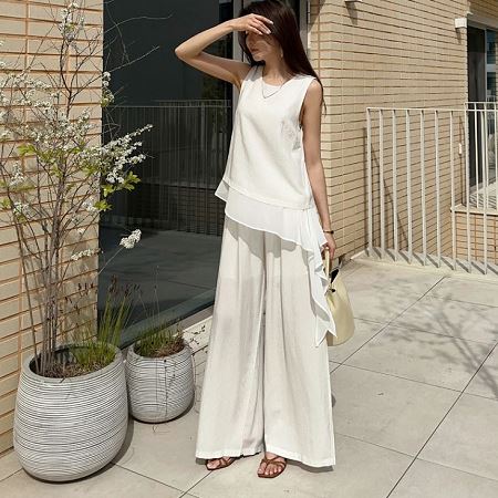 Dongdaemum Women’s One-Pieces, a testament to the elegance and quality of wholesale Korean fashion.