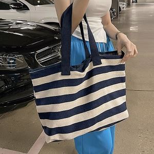 Dongdaemum Women’s Handbags, a testament to the elegance and quality of wholesale Korean fashion.