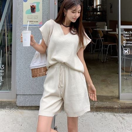 Dongdaemum Women’s One-Pieces, a testament to the elegance and quality of wholesale Korean fashion.