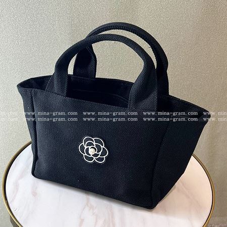 Dongdaemum Women’s Handbags, a testament to the elegance and quality of wholesale Korean fashion.