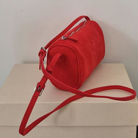 Dongdaemum Women’s Handbags, a testament to the elegance and quality of wholesale Korean fashion.