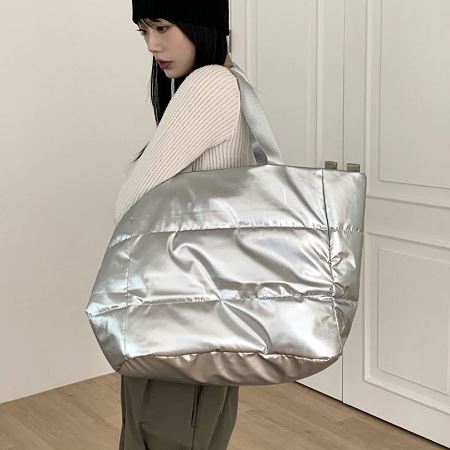 Dongdaemum Women’s Handbags, a testament to the elegance and quality of wholesale Korean fashion.