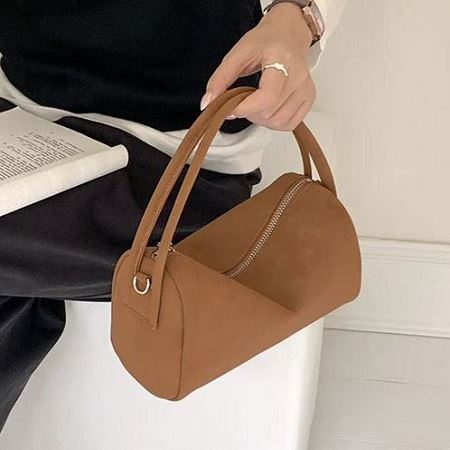 Dongdaemum Women’s Handbags, a testament to the elegance and quality of wholesale Korean fashion.