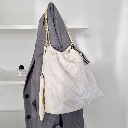 Dongdaemum Women’s Handbags, a testament to the elegance and quality of wholesale Korean fashion.