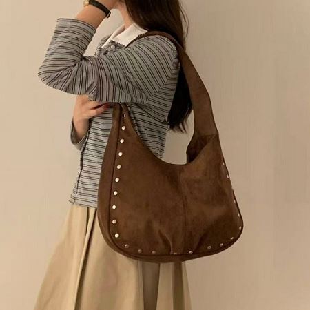 Dongdaemum Women’s Handbags, a testament to the elegance and quality of wholesale Korean fashion.