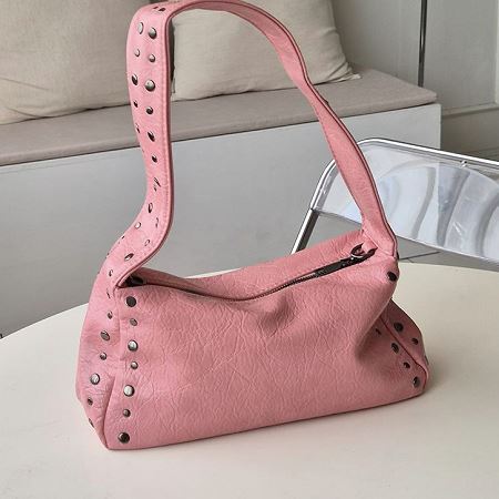 Dongdaemum Women’s Handbags, a testament to the elegance and quality of wholesale Korean fashion.