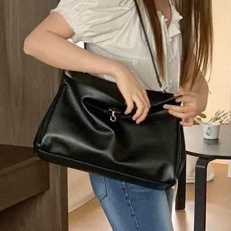 A collection of Dongdaemum Women’s Handbags, Wallets & Cases, showcasing the elegance of Korean fashion.