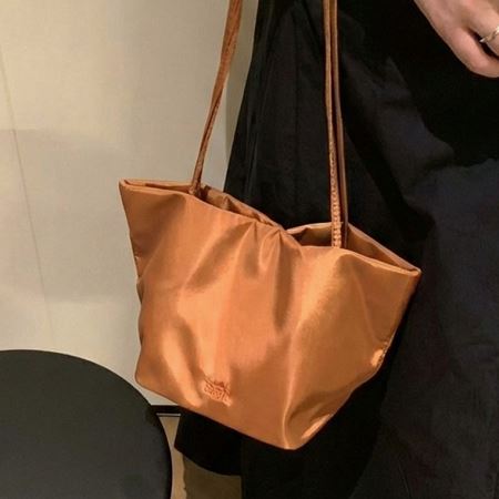 Dongdaemum Women’s Handbags, a testament to the elegance and quality of wholesale Korean fashion.