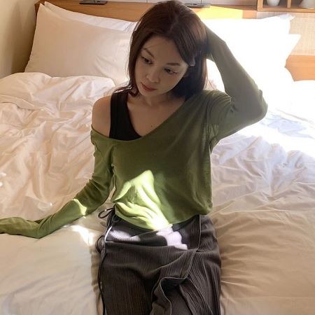 Dongdaemum Women’s Shirts, Tops & T-Shirts, a testament to the elegance and quality of wholesale Korean fashion.