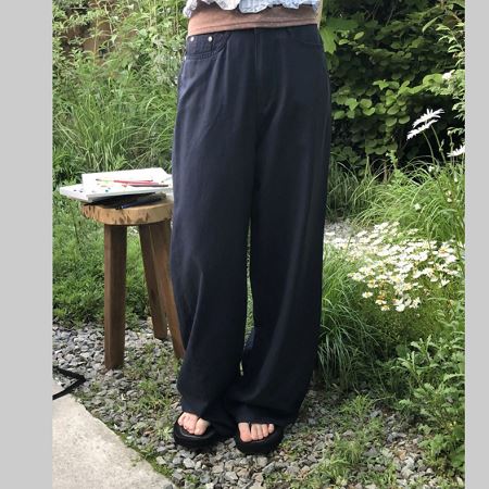 Dongdaemum Women’s Pants, a testament to the elegance and quality of wholesale Korean fashion.
